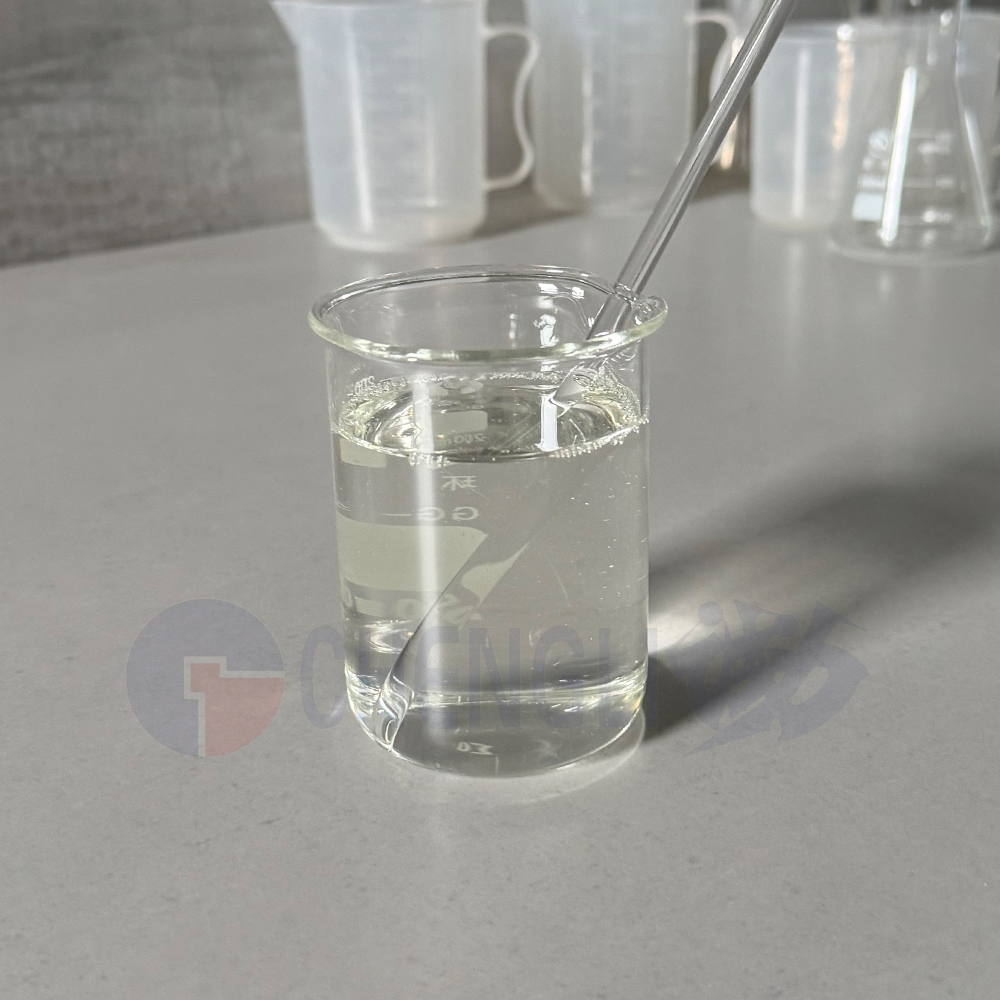 Tekutý polykarboxylátový superplastifikátor
